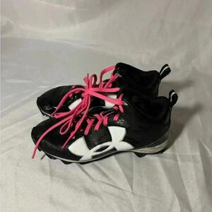 Kids size 3.5Y under armour football cleats, #M465